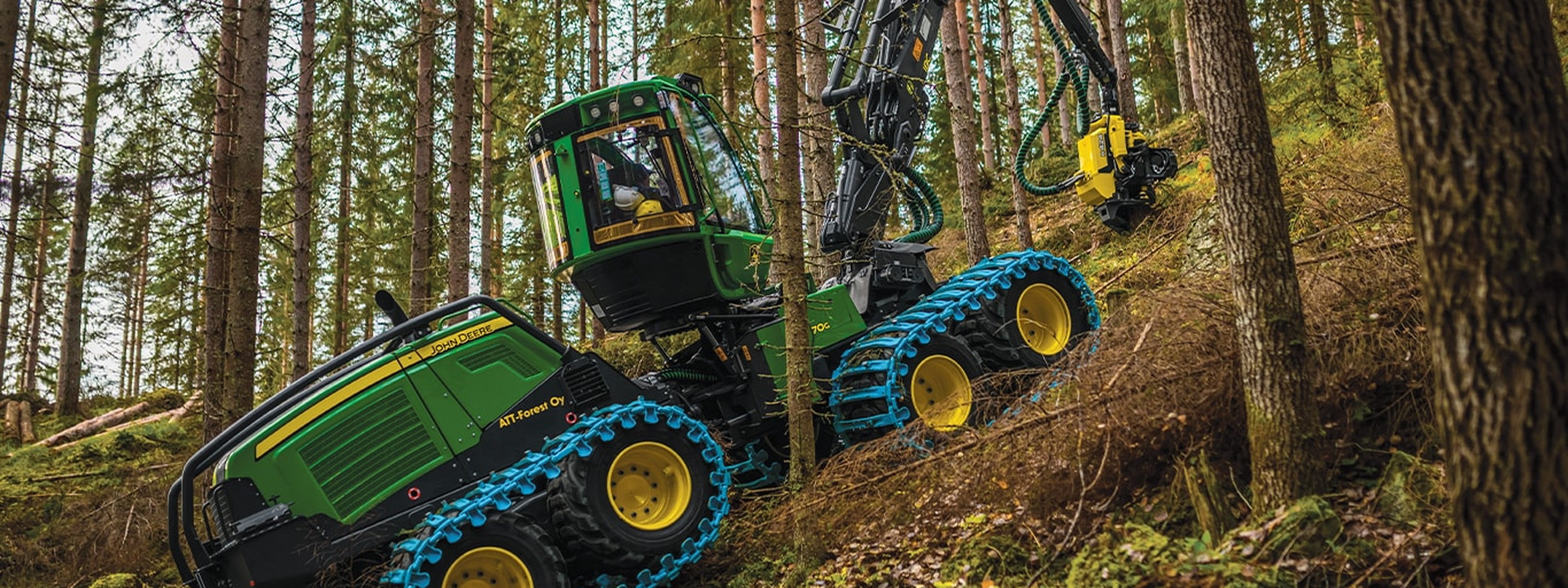 Abatteuse forestière John Deere en action dans la forêt - ART Materiels